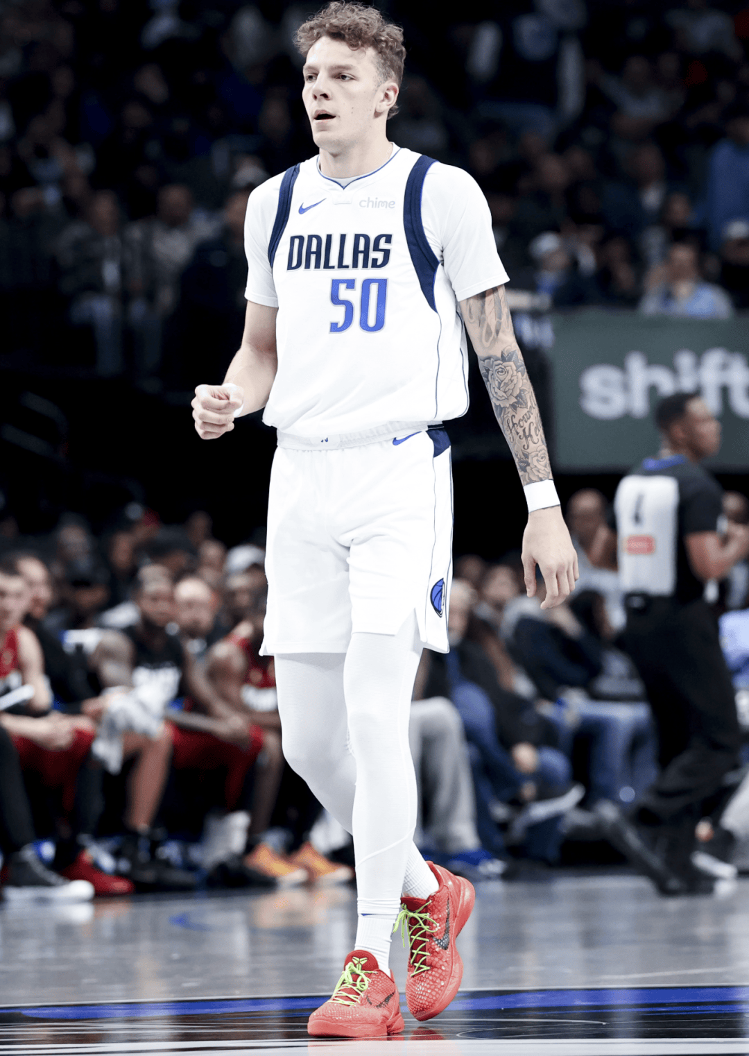 官宣!詹姆斯中国行第二波送票!湖人签下中锋凯勒...