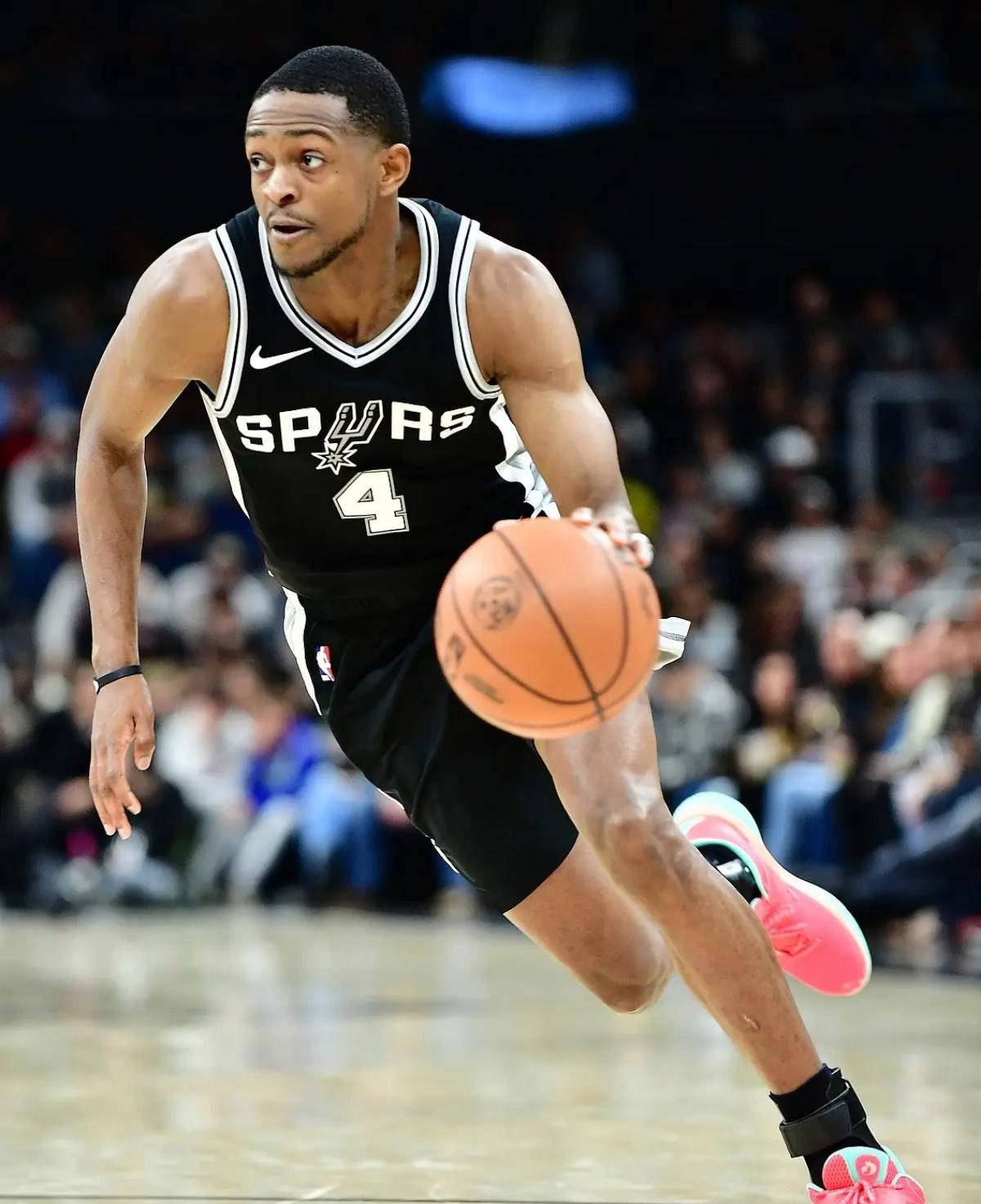 圣安东尼奥马刺续约达龙福克斯，获得嘉奖229亿美元合同资格