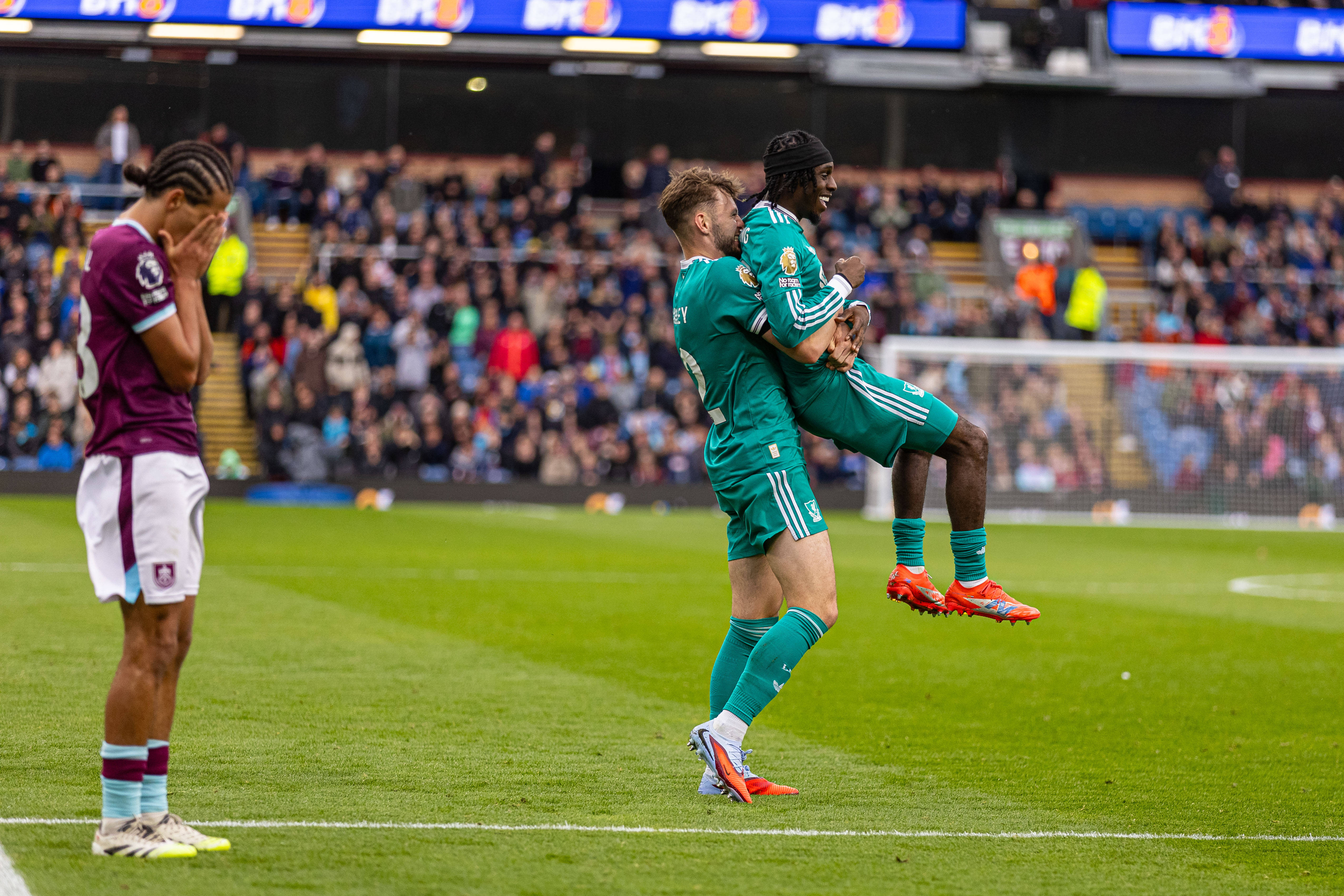 (体育)足球——英超:利物浦胜伯恩利