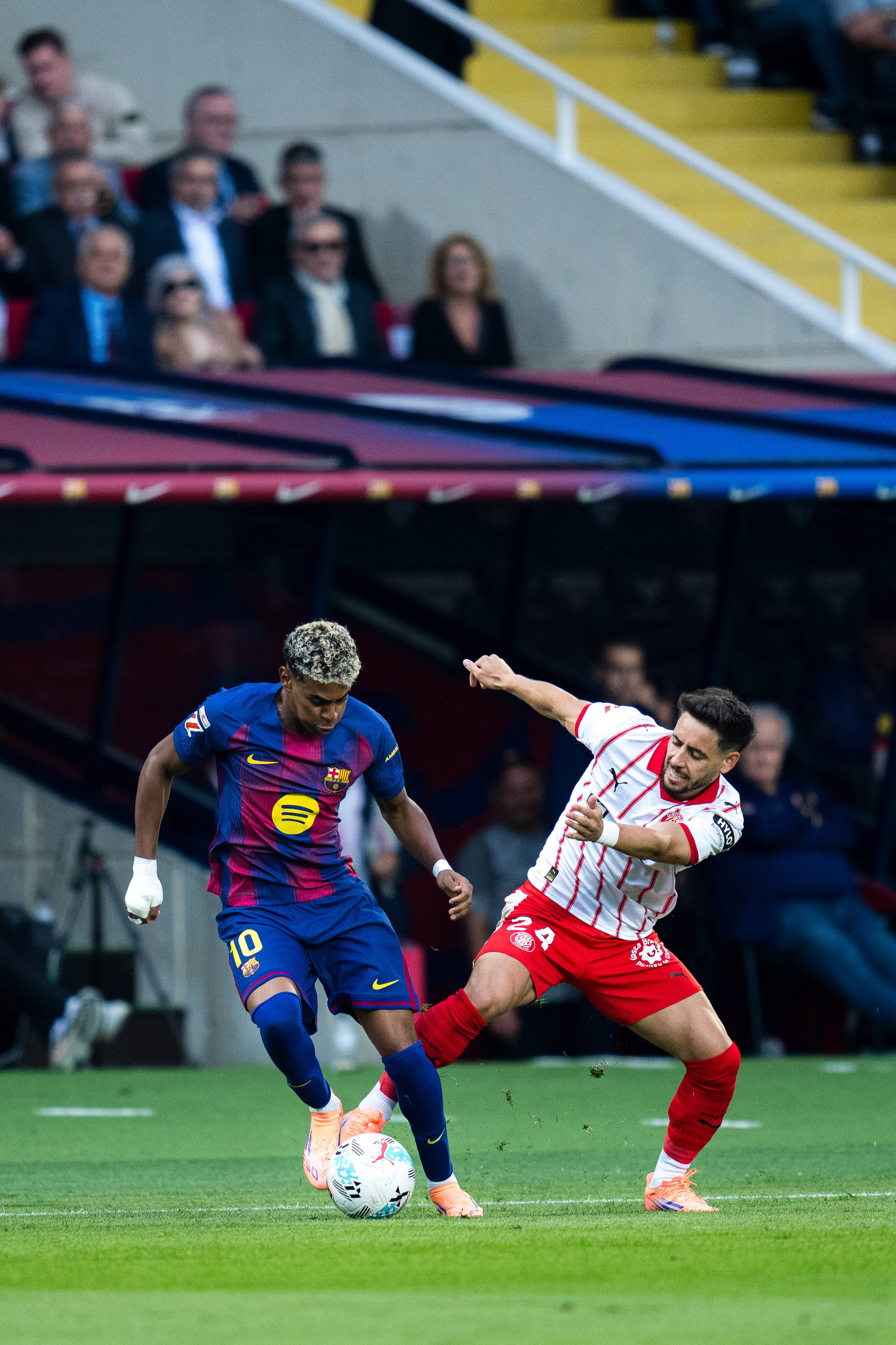 (体育)足球——西甲:巴塞罗那胜赫罗纳