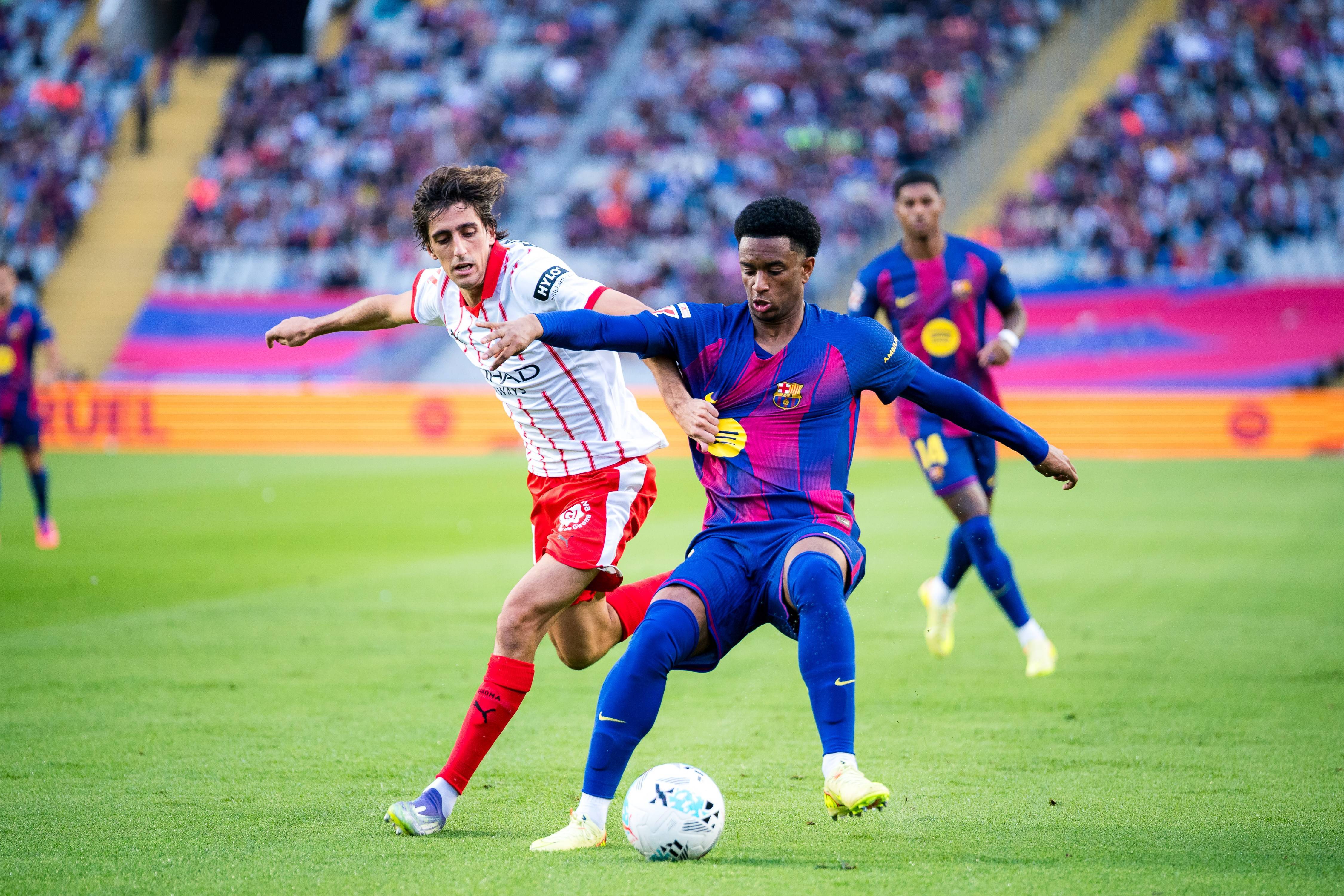 (体育)足球——西甲:巴塞罗那胜赫罗纳