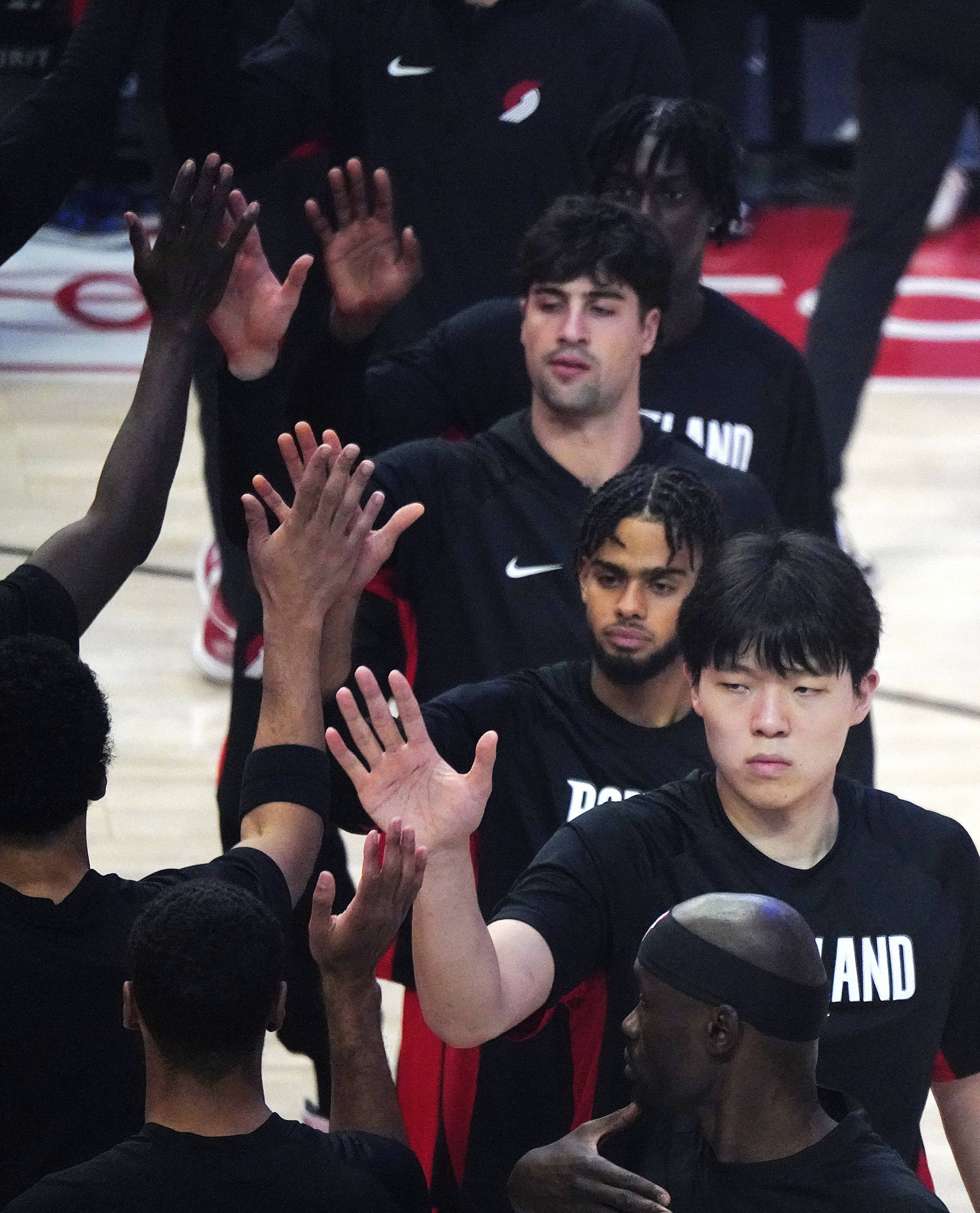 (体育)篮球——NBA常规赛:开拓者胜雷霆