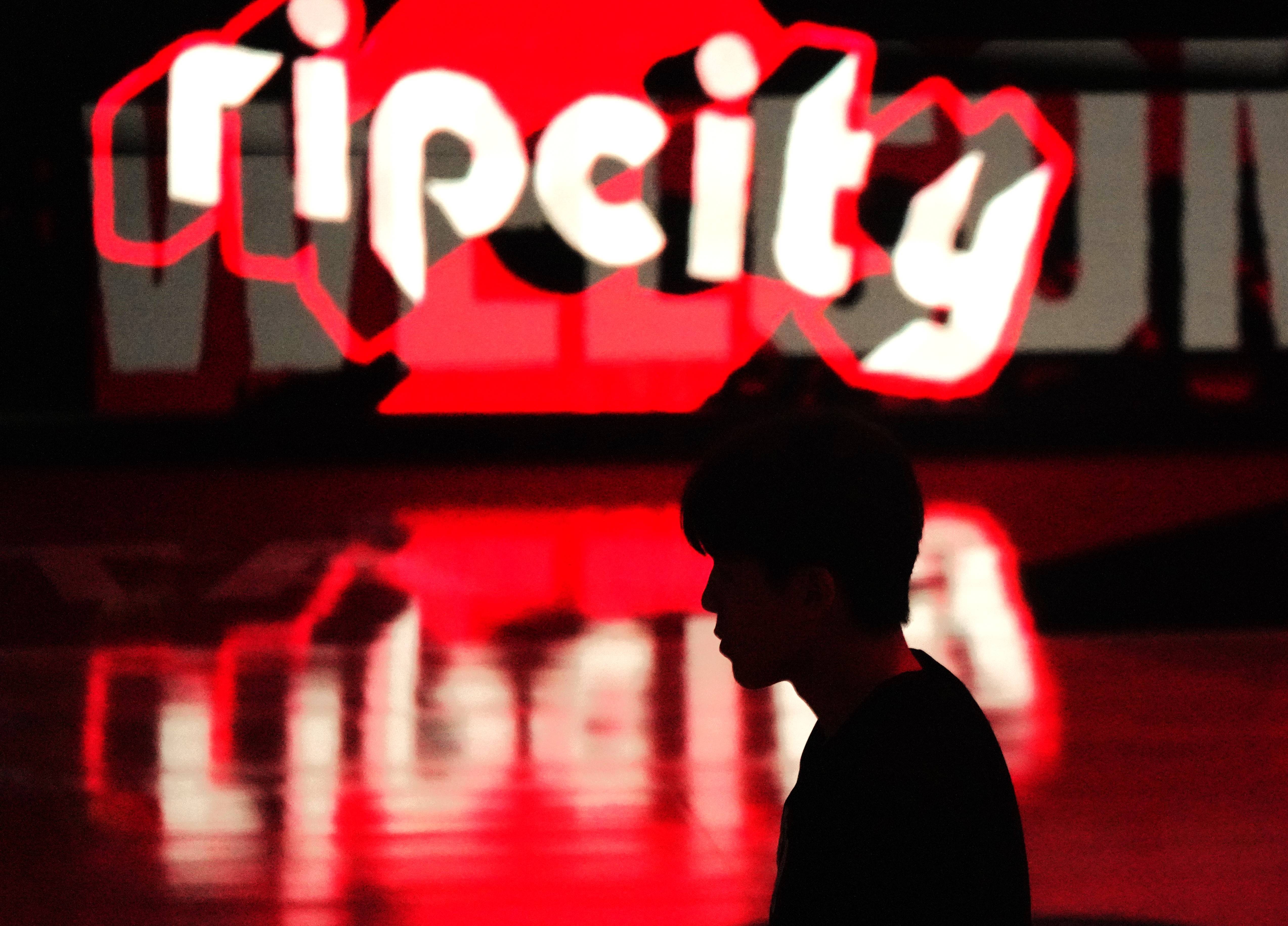 (体育)篮球——NBA常规赛:开拓者胜雷霆